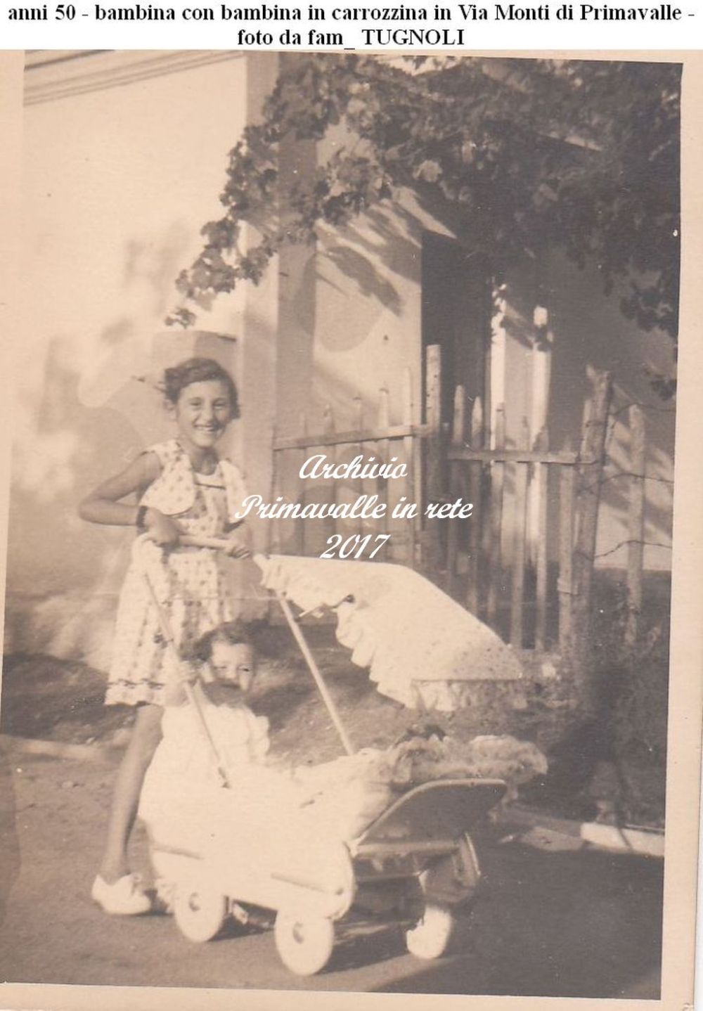 anni 50 - bambina con bambina in carrozzina in Via Monti di Primavalle - foto da fam_ TUGNOLI