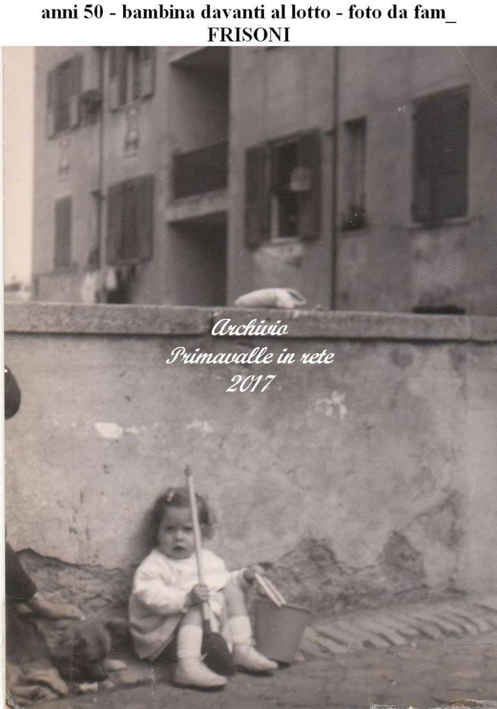 anni 50 - bambina davanti al lotto - foto da fam_ FRISONI